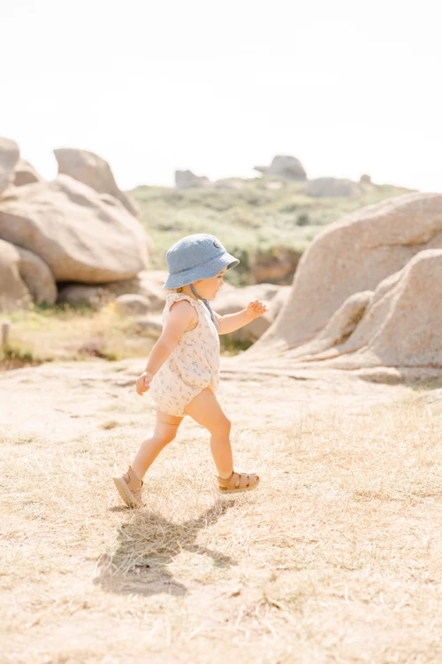 chapeau de soleil enfant sable gris extérieur